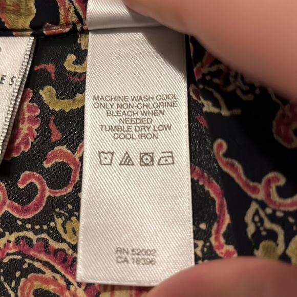 ⚡️ 3 for $20 ⚡️ Emma James Medallion Print Top - Picture 8 of 8